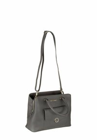 Sac à main en cuir gris avec deux poignées supérieures et une bandoulière détachable. Comprend une poche avant avec un accent rond et un détail de logo.