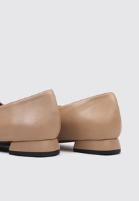 Sandra Fontán BAIX - Bailarinas con hebilla - beige