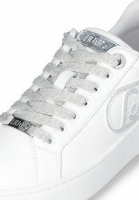 Sneaker bianco con una tomaia in pelle liscia, lacci argentati testurizzati, una placca con logo metallica e un motivo decorativo di strass argentati.