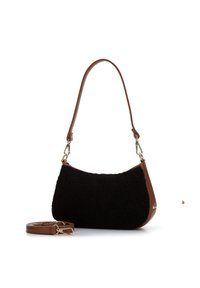 Sac en shearling noir avec une sangle en cuir marron. Il présente un design courbé, des accents dorés et une sangle marron amovible.