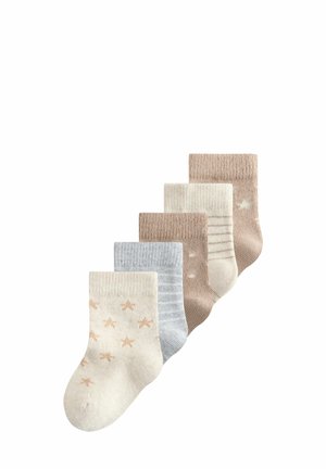 Sæt med fem babysokker i neutrale farver med stjerner, striber og ensfarvede mønstre, arrangeret i en række på en hvid baggrund.