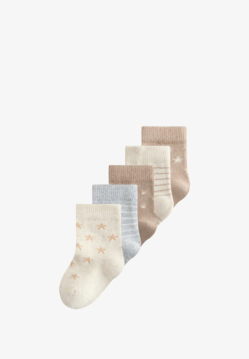 Zestaw pięciu skarpetek dla niemowląt w neutralnych kolorach, z motywami gwiazdek, pasków i jednolitych wzorów ułożonych w rzędzie na białym tle.