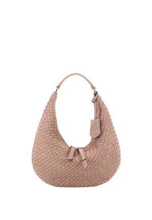 Hellrosa gewebte Lederhandtasche in Mondform mit einem einzelnen Griff und einem kleinen, befestigten Lederanhänger mit goldener Beschriftung.