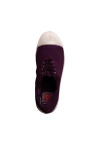 Lilla canvas sneakers med en hvid gummitåkap, runde snørebånd og en tekstureret sål. Har et rødt logo på indersålen.