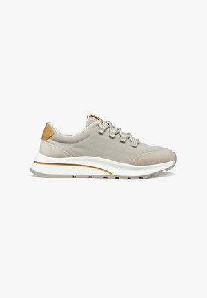 Zapatilla deportiva de perfil bajo en beige y blanco con parte superior de malla, detalles en ante, parche en el talón color cuero, cierre con cordones y suela blanca acolchada con banda de rodadura en beige.