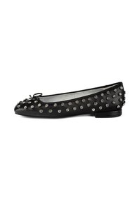 Schwarze Ballerinas mit niedrigem Absatz, verziert mit gleichmäßig verteilten runden silbernen Nieten und einer kleinen Schleife an der Spitze.