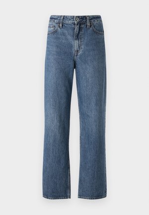 Jeans de denim azul claro con un diseño clásico de pernera recta, estilo de cinco bolsillos y cierre de botón en la cintura.