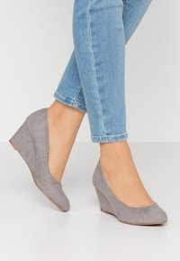 Dorothy Perkins Lodičky na klínu - grey