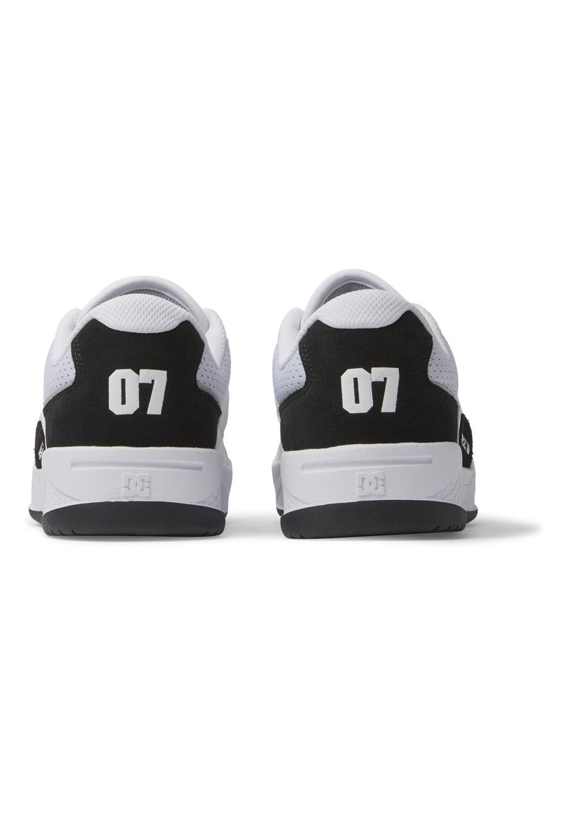 Sneaker bianco e nero con collo imbottito, dotati di una tomaia in pelle liscia, pannelli in rete texturizzata e un grande "07" bianco sul tallone.