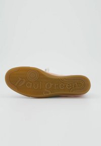 Egy sportcipő talpa, textúrált, gumis alappal. Világosbarna színű, fényes "paul green" felirattal és hullámos mintázattal rendelkezik.
