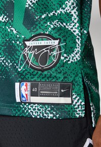 Groene basketbaltrui met een gespikkeld ontwerp, de handtekening van Jayson Tatum en een NBA-authenticiteitslabel aan de onderrand.