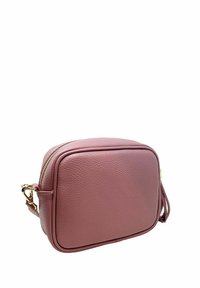 Borsa a tracolla in pelle di colore malva con forma rettangolare, hardware dorato, chiusura con zip e tracolla laterale per il trasporto.