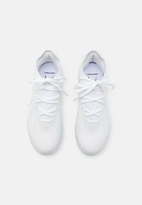 Un paio di scarpe da ginnastica bianche con i lacci allacciati, nome del marchio visibile sulle solette, disposte affianco su uno sfondo bianco.