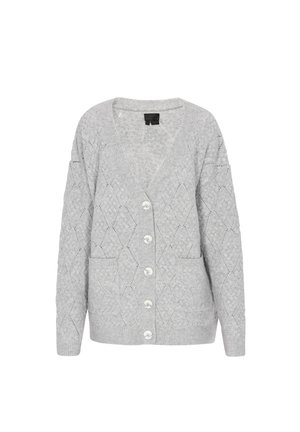Hellegrauer Cardigan mit einem Rautenmuster, tiefem V-Ausschnitt, langen Ärmeln, zwei Fronttaschen und sechs weißen Knöpfen.