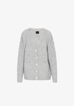 Jasnoszary kardigan z wzorem rombów, z głębokim dekoltem w serek, długimi rękawami, dwiema kieszeniami z przodu i sześcioma białymi guzikami.