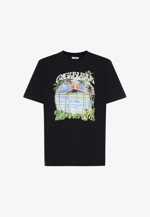 T-shirt nera a maniche corte con design tropicale colorato di palme, onde dell'oceano e vulcano, con la scritta "CASABLANCA" sopra.