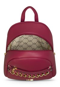 Zaino in pelle fucsia con design arrotondato, caratterizzato da un accento in catena dorata e una fodera interna decorata. Comparti con zip visibili.