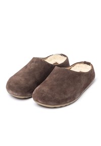 Zapatillas de ante marrón con un suave interior de pelaje, diseño cerrado en la parte trasera, punta redondeada y suela de goma flexible. Detalles de superficie texturizada visibles.