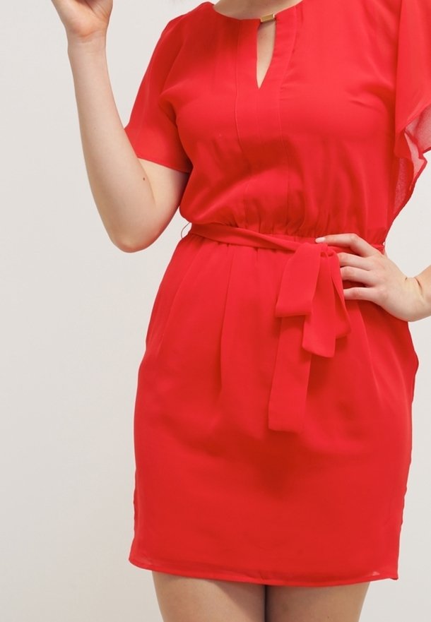 Rotes Kleid mit kurzen Ärmeln, einem Schlüssellochausschnitt, einem elastischen Bund mit Bindeband und einer glatten, leichten Textur.