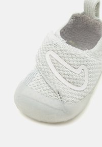 Nike Performance UNISEX - Utcai futócipők - light silver/sail/phantom/vast grey