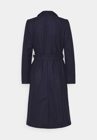 Trench coat in lana blu scuro con vita cinturata, maniche lunghe e colletto a punte, caratterizzato da un taglio dritto e una fessura singola sul retro.