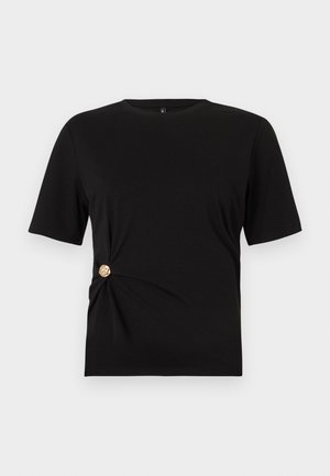 T-shirt nera a maniche corte in tessuto liscio, con un dettaglio annodato sul lato e un bottone decorativo dorato.