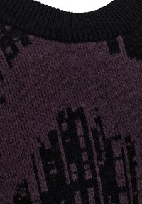 Detail eines gestrickten Pullovers aus tiefpurpurfarbenem Stoff mit einem schwarzen abstrakten Stadtbildmuster, abgerundetem schwarzen Rippkragen und weicher Textur.