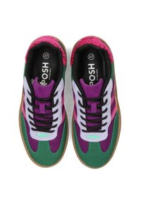 Sneaker colorate con materiali in rete viola, verde e rosa, con finitura in suede, lacci neri e suola in gomma color cereale. Taglia 37.