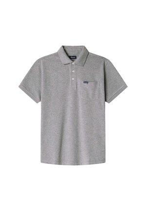 Polo gris hecho de una tela suave, con mangas cortas, un collar, tres botones y un bolsillo en el pecho con una pequeña etiqueta de logo.