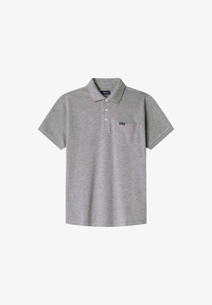 Polo grigio realizzato in tessuto morbido, con maniche corte, colletto, tre bottoni e una tasca sul petto con un piccolo etichetta logata.