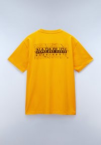 Žluté bavlněné tričko s krátkým rukávem, na zadní straně s černým popraskaným grafickým potiskem "NAPAPIJRI geographic".