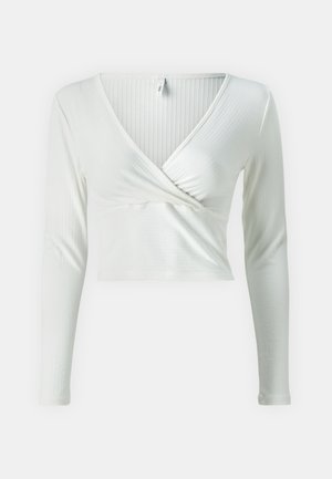 Weißes Langarm-Wickeltop mit tiefem V-Ausschnitt, geripptem Muster und tailliertem Design. Der Stoff wirkt leicht dehnbar und weich.