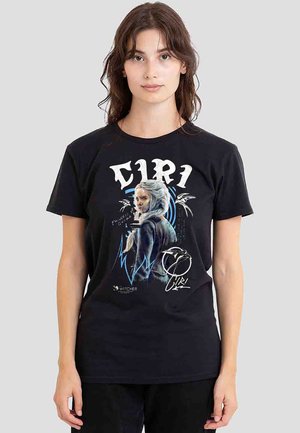 Schwarzes Baumwoll-T-Shirt mit einem Grafikdruck eines Charakters mit silbernem Haar, blauen Akzenten und dem Schriftzug "Ciri".