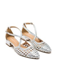 Pantofole in argento, intrecciate, con punta affusolata, cinturino incrociato regolabile e un tacco basso a blocco con accenti metallici. Sides aperti.