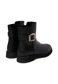 Stivaletti neri in pelle con suola spessa e una cinghia laterale con dettaglio a fibbia in strass. Texture liscia con elementi di design minimali.