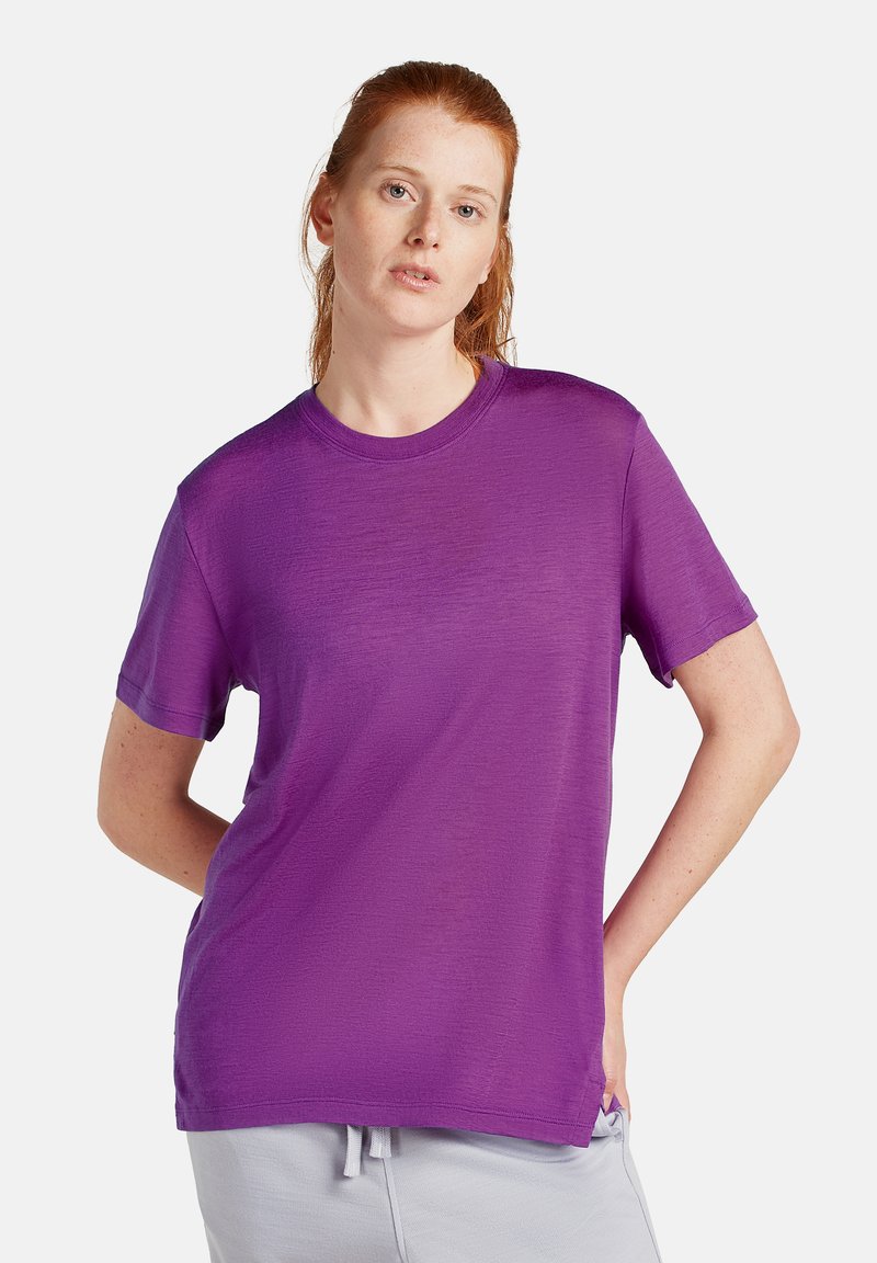 Camiseta corta de manga corta de color púrpura, hecha de una tela suave, con un cuello redondo y un corte relajado. Diseño minimalista sin patrones ni acentos visibles.