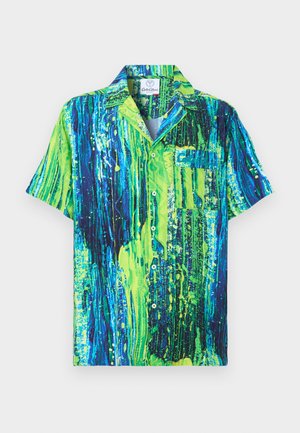 Camisa de manga corta con un patrón abstracto vibrante en azul y verde, confeccionada en tela ligera con cuello puntiagudo y bolsillo en el pecho.