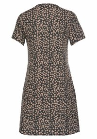 Kurzärmliges Kleid aus dunklem Stoff mit einem rosa Herzmuster, runder Ausschnitt und lockerem Schnitt.