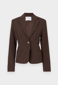 Brūns žakets ar strukturētu dizainu, vienu pogu, iegrieztām atloks, divām priekšējām kabatām un gludu auduma tekstūru.