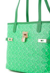 Borsa a mano verde in pelle con motivo a diamante, hardware dorato, doppio manico superiore e un dettaglio decorativo a forma di lucchetto nella parte anteriore.