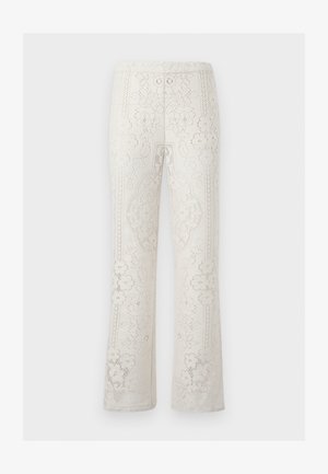 Fehér csipke nadrág virágmintákkal, elasztikus derékrésszel, egyenes szárú, félig áttetsző anyagból, egyszerű fehér háttér előtt.