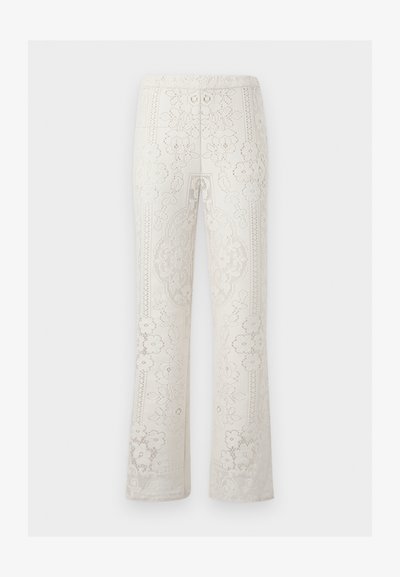 Λευκό δαντελένιο παντελόνι με λουλουδένια μοτίβα, ελαστική μέση, ίσια πόδια και ημιδιαφανές ύφασμα σε απλό λευκό φόντο.