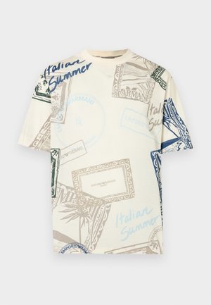 Bombažna majica v kremni barvi z večbarvnimi grafičnimi potiski, vključno z znamkami in napisom "Italian Summer" v modrih, zelenih in rjavih tonih.