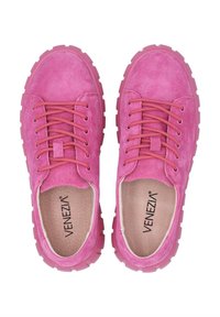 Rosa Wildledersneaker mit runden Zehen, dicken Gummisohlen und Schnürdesign. Das Innere verfügt über eine gebrandete Einlegesohle und eine gepolsterte Innenausstattung.