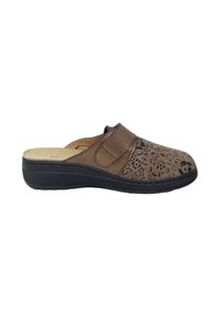 Scarpa marrone slip-on con motivo floreale, tomaia in pelle, cinturino imbottito e suola in gomma. Presenta dettagli testurizzati e punta arrotondata.