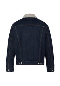 Giacca in denim blu scuro con colletto in finta pelliccia bianca, tasche laterali e bottoni in metallo argentato, con un design slim classico.