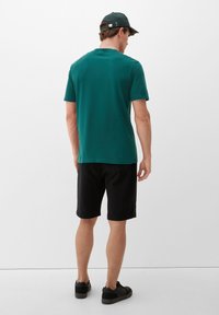 s.Oliver MIT HENLEY-AUSSCHNITT - Jednoduché tričko - tannengrün