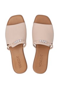 Beige slidesandaler med firkantet tå, glat læderoverdel og et dekorativt bånd med tre klare rhinsten på siden.
