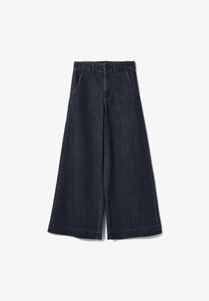 Pantalones vaqueros anchos de pierna en azul oscuro con bolsillos delanteros, trabillas para cinturón y cintura alta, extendidos sobre un fondo blanco.