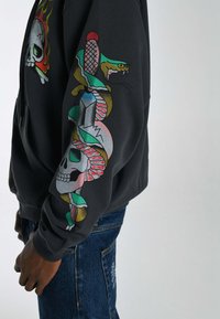 Thumbnail Image 6